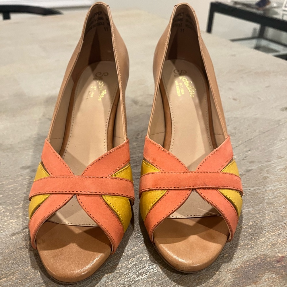 Seychelles nude orange and tan colored heels in a women’s size 11.